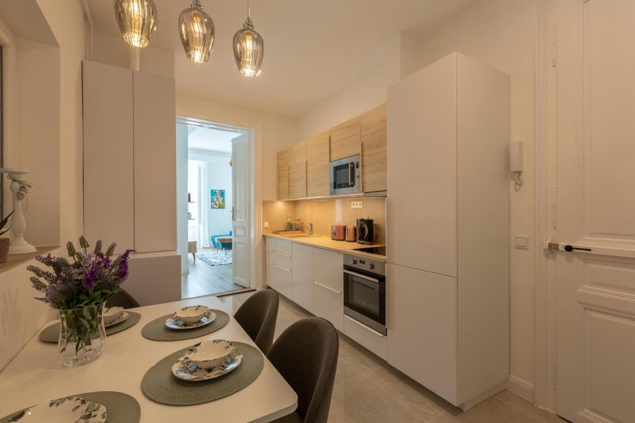 Apartment Downtown Elegance By Liberty Bridge - 90m2 *
