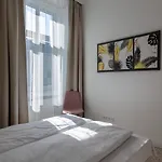 Downtown Elegance By Liberty Bridge - 90M2