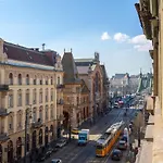 Downtown Elegance By Liberty Bridge - 90M2