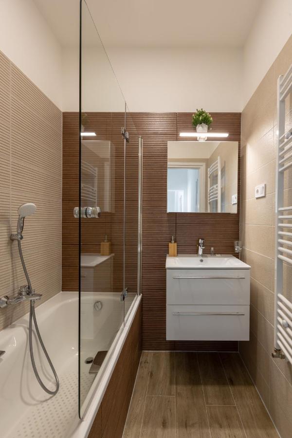 Apartment Downtown Elegance By Liberty Bridge - 90m2