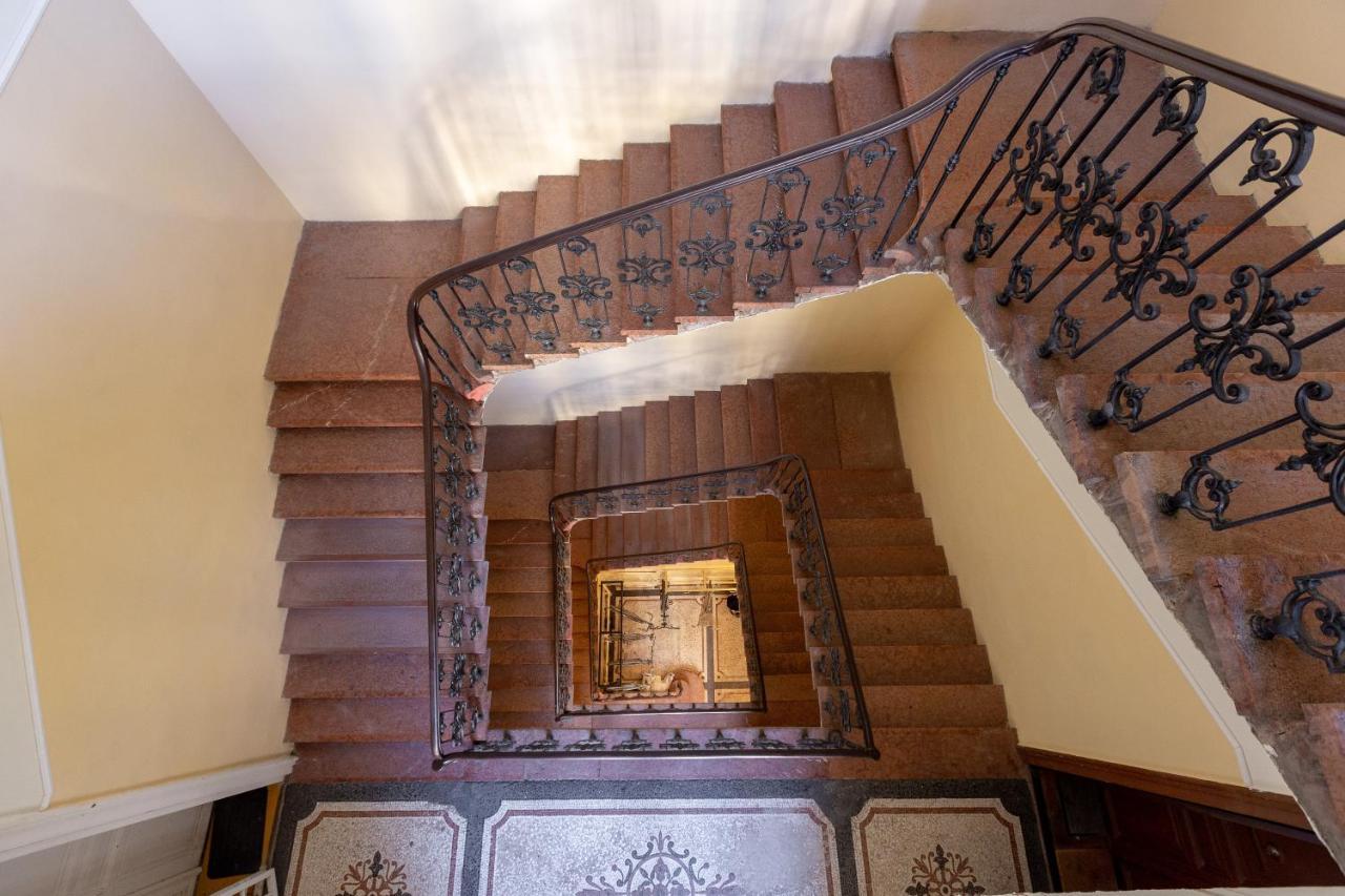 Downtown Elegance By Great Market Hall - 2 Bedrooms, 1 Living Room, 2 Bathrooms, Free Airconditioner, Free Italien Coffee *