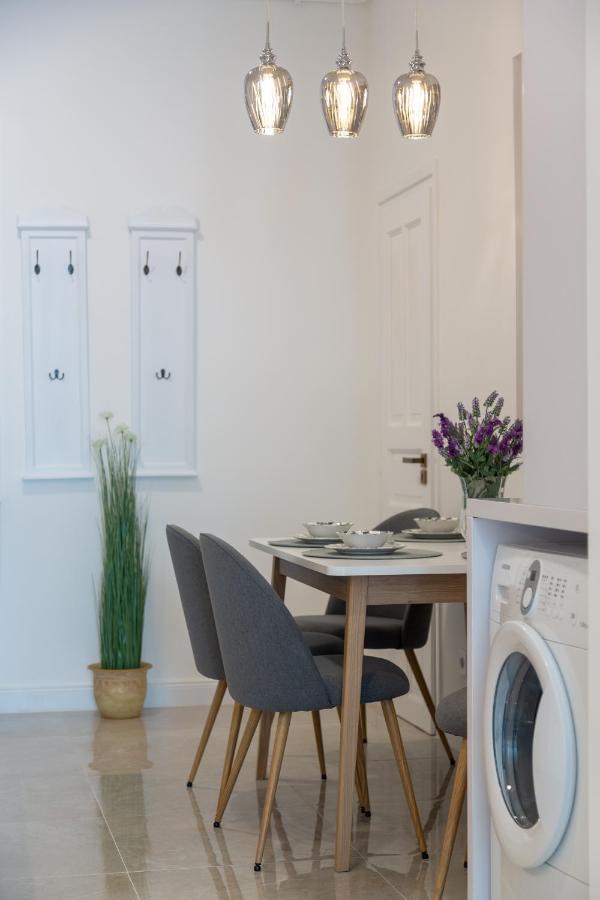 Apartament Downtown Elegance By Great Market Hall - 2 Bedrooms, 1 Living Room, 2 Bathrooms, Free Airconditioner, Free Italien Coffee